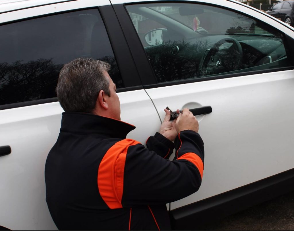 Срочное открытие дверей автомобиля в Астрахане