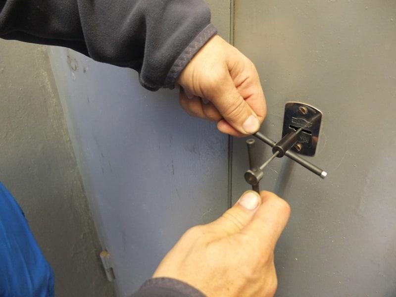 Срочное открытие замков гаража в Астрахане