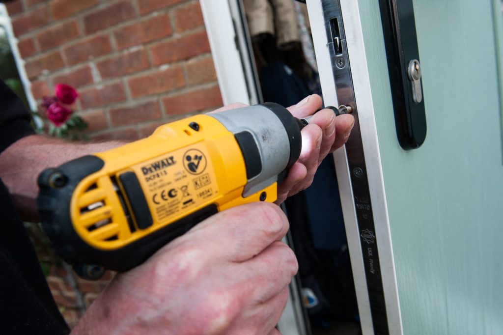 Установка замка в деревянную дверь с выездом в Астрахане